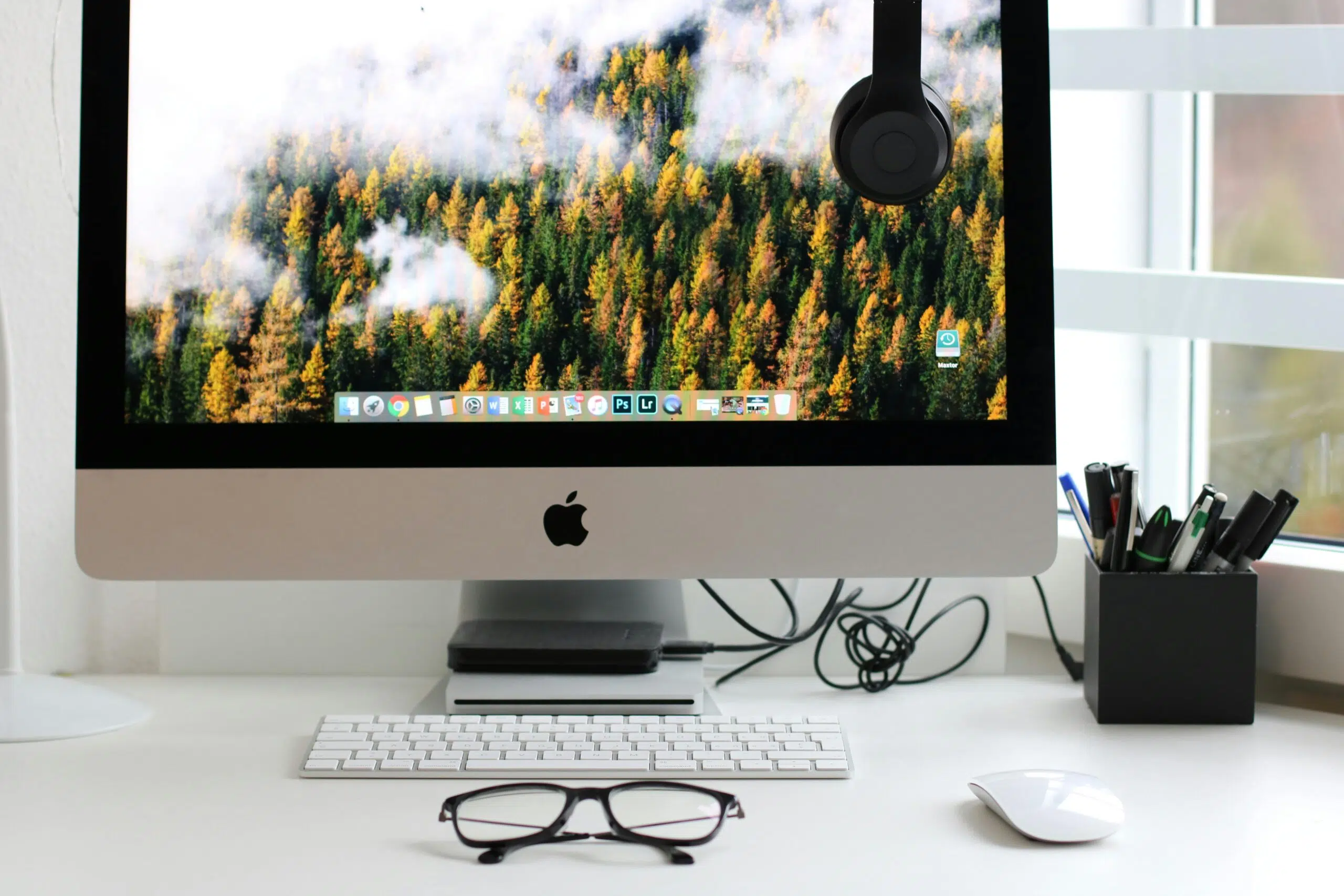 Free Stylish home office workspace featuring a computer setup with accessories. Stock Photo
